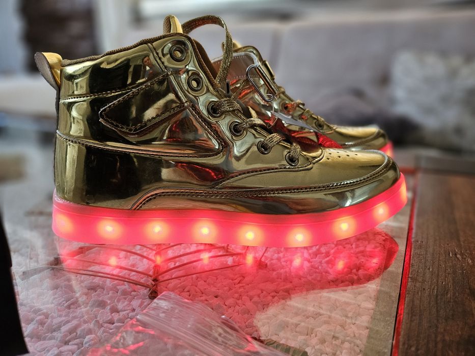 Нови актуални LED кецове/маратонки