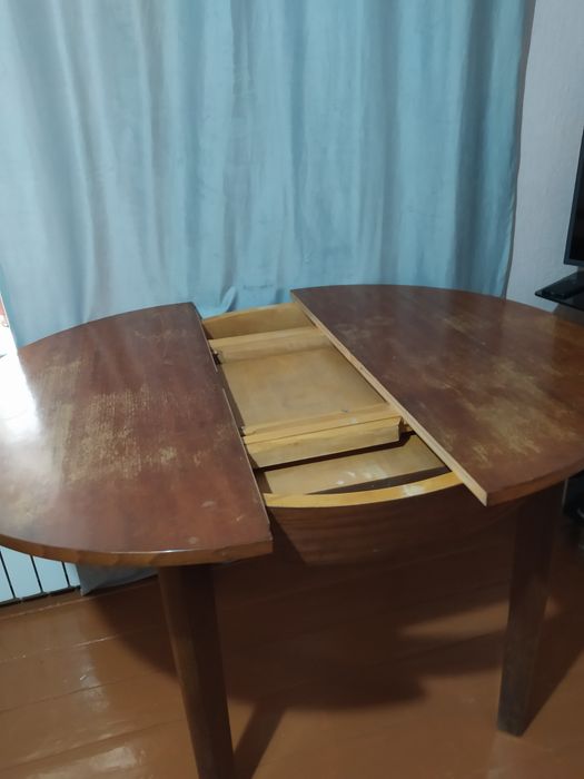 Продам раздвижной  круглый стол, трюмо