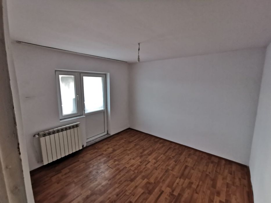 Vând apartament 3 camere, Balș, zona centru