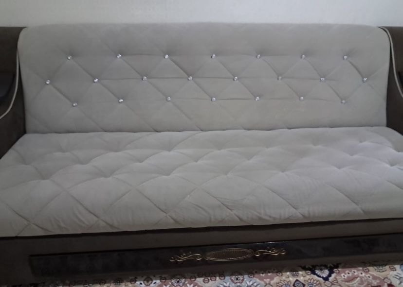 Диван серо-бежовый