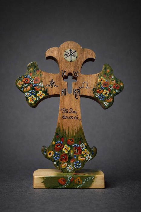 Cruce din lemn pictată manual – handmade, decor religios unicat