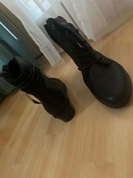 Черни боти на марката Rieker