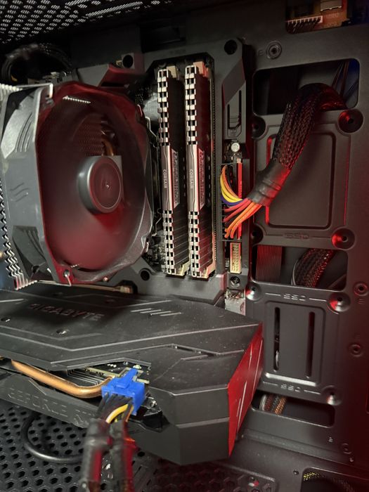 Vand Schimb Pc gaming i7 9700K 32 Ram RTX 5060 8Gb SSD 1Tb RGB