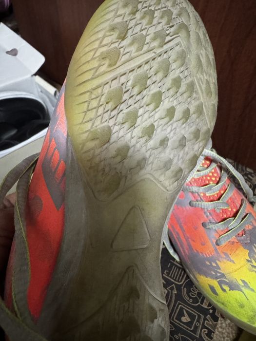 Продам кроссовки для футбола