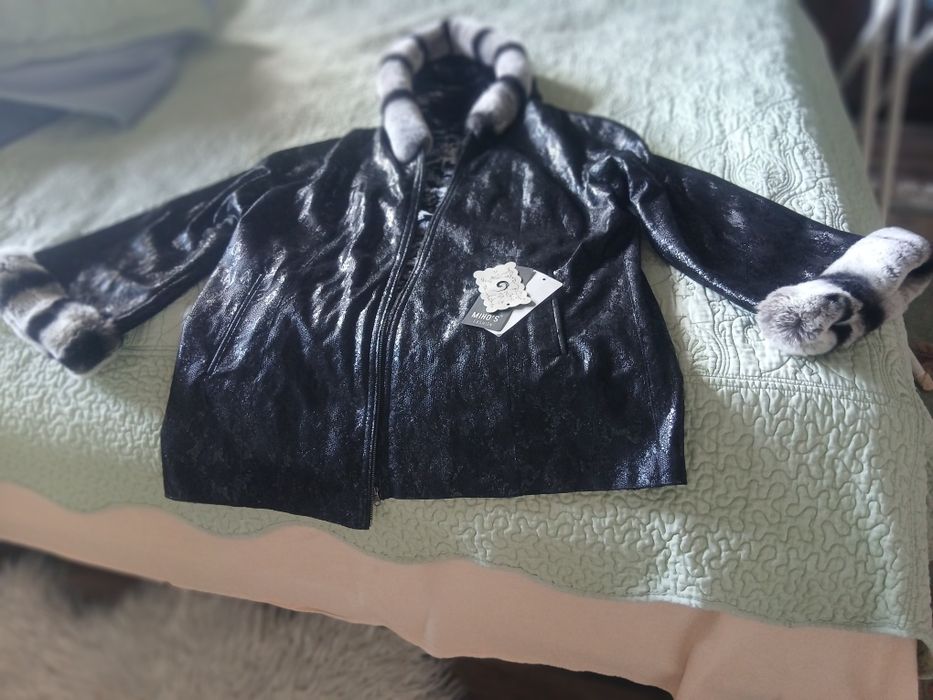 Vand scurta cu piele naturala, cu gluga, cu model imprimat si  blana naturala de chinchiĺa  in interior.