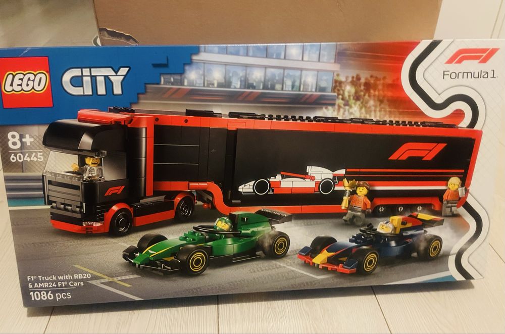Lego 60445 Camion F1® cu mașinile F1® RB20 și AMR24