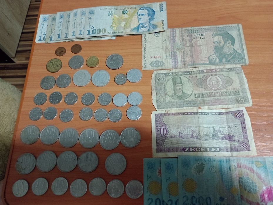 Vând banii vechi