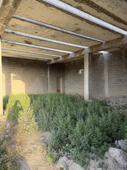 Jizzaxda katta yo‘l bo‘yida 1,6 sotix yer va 160 m² bino sotiladi