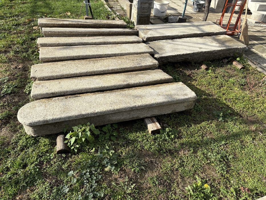 Стари външни стъпала с площадка от масивен гранит