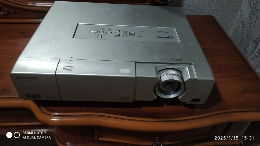 Проектор SHARP HD 6 метирга 3 тиник курсатади