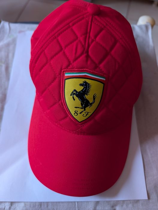 Șapcă Scuderia Ferrari originală, nouă model matlasat.
