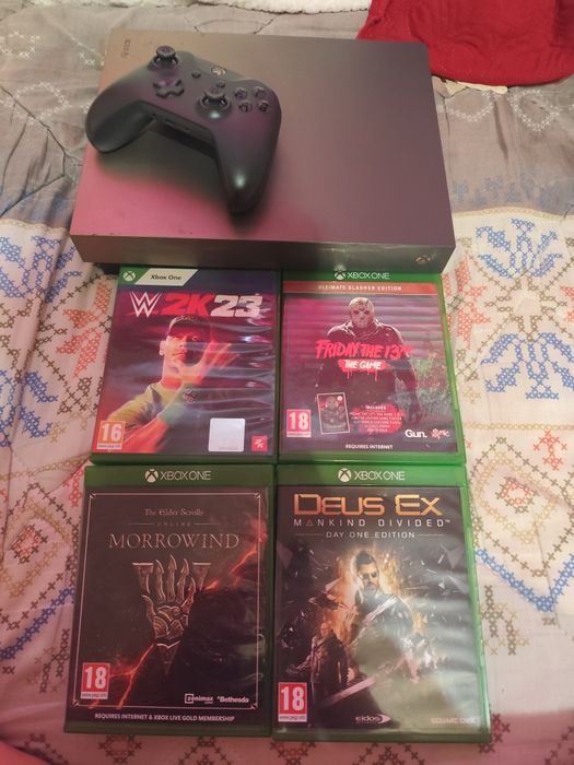 Xbox one x + WWE 2k23 și încă 3 jocuri