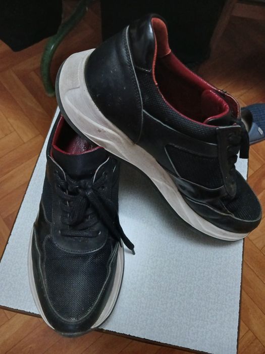 Продам мужские кроссовки