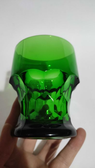 Италиански сервиз от изуруденозелено стъкло