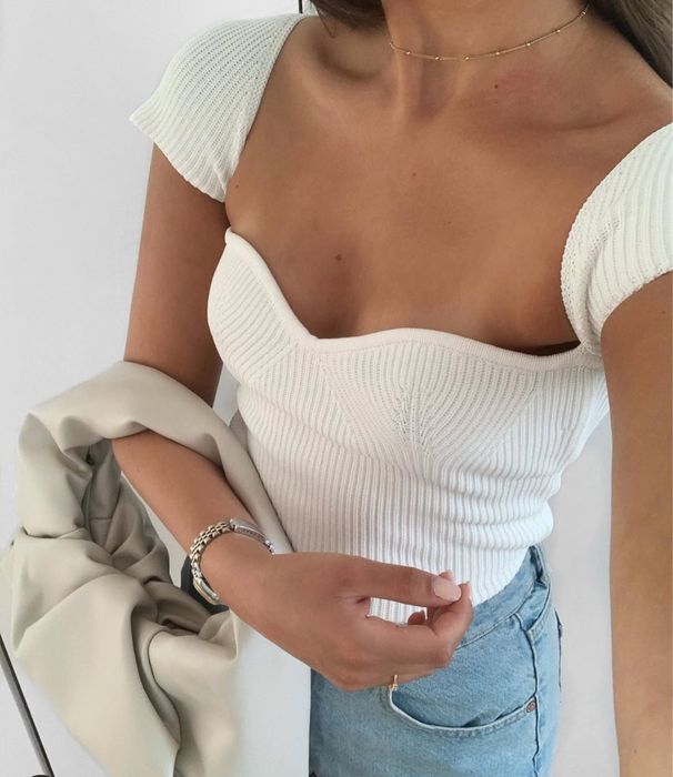 Белый топ - лонгслив с открытым декольте