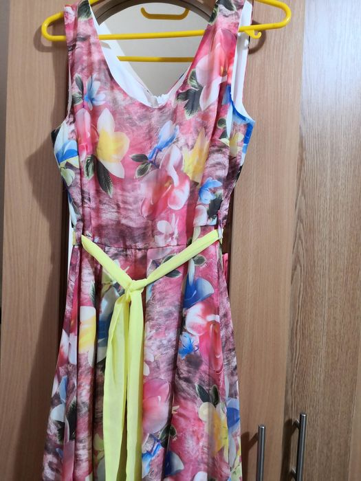 Vand rochii ,bluza, trenci în stare foarte bună.