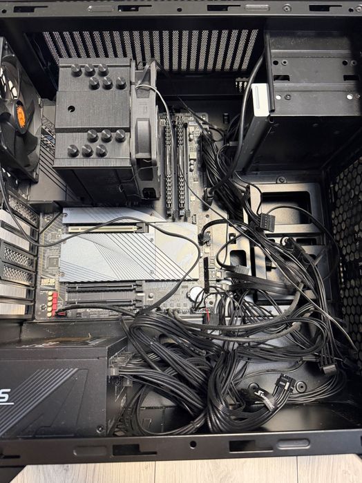Sistem pc / Gigabyte Z690 Gaming / ddr4 3600 32GB x2 / Seasonic Focus GX-750 /13900k intel /Thermaltake Versa 21