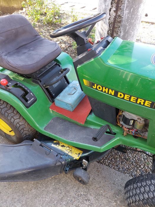 Tractoras tuns iarba