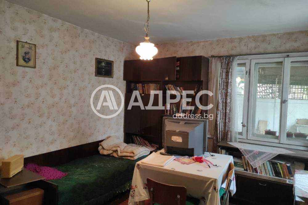 Продава се къща в кв. "Добровски"