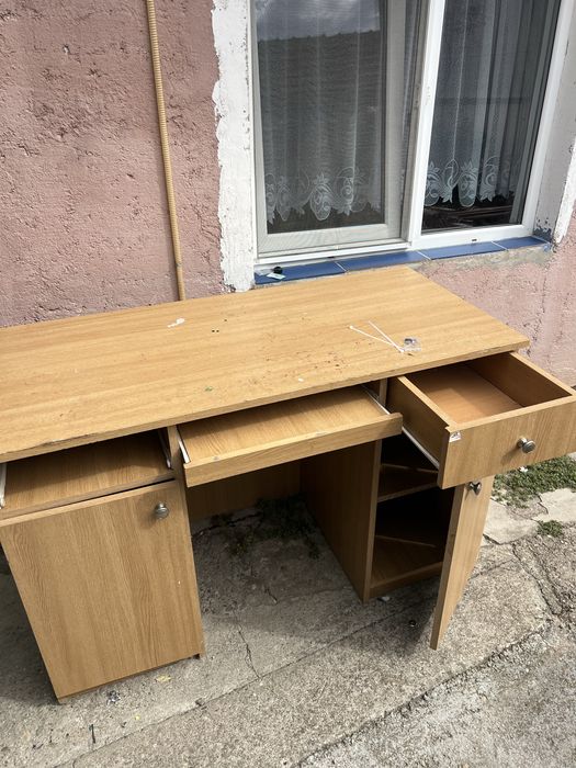 Birou din lemn cu 3 sertare și spații de depozitare – stare bună