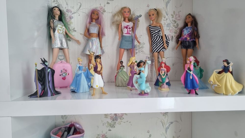 Vând păpuși LOL, figurine Disney și ponei.