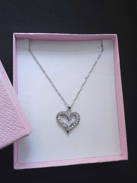 Ново, масивно дамско, сребърно колие с масивно сърце. В кутия.