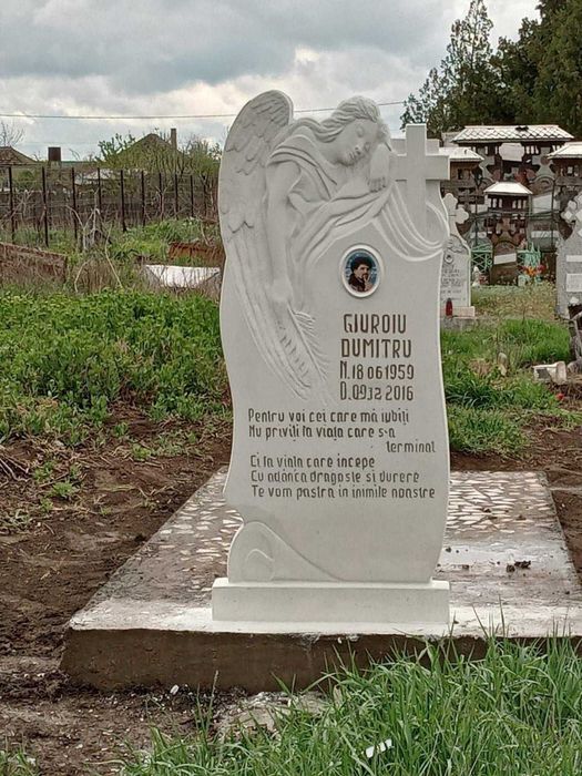 Crucii praf mozaic alb si gri