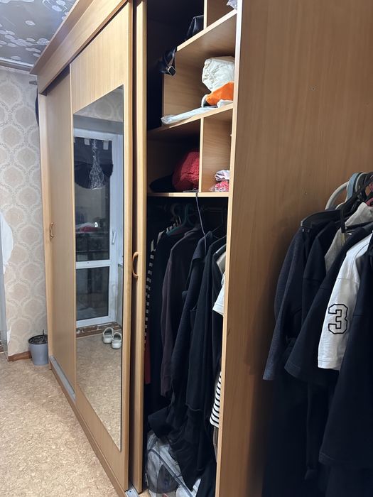 Шкаф в спальню с зеркалом