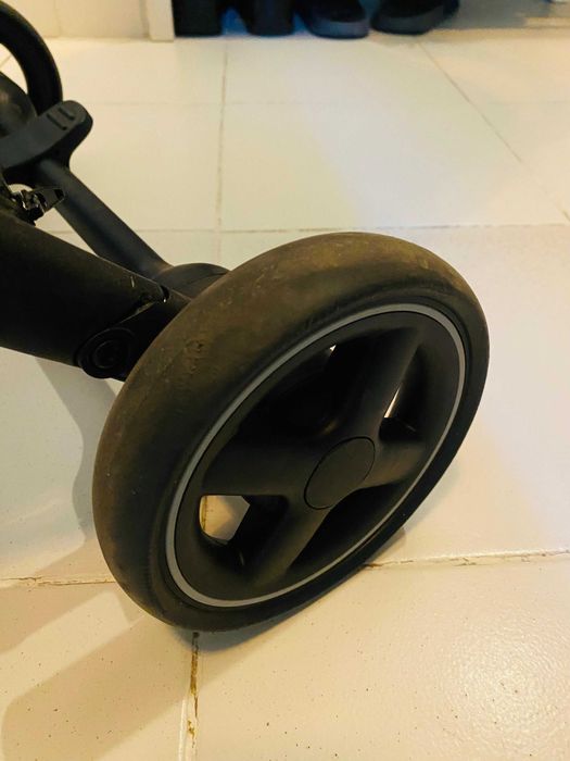 MAXI COSI Количка Lara 2 Essential Black