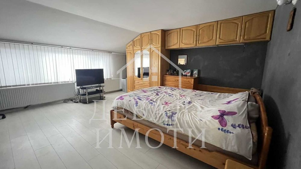 Продава се масивна двуетажна къща с гараж в гр. Мартен