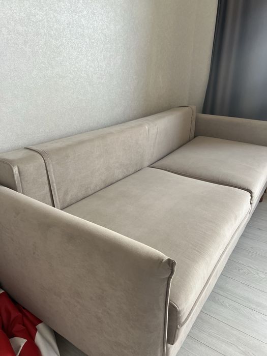 Диван на ножках.