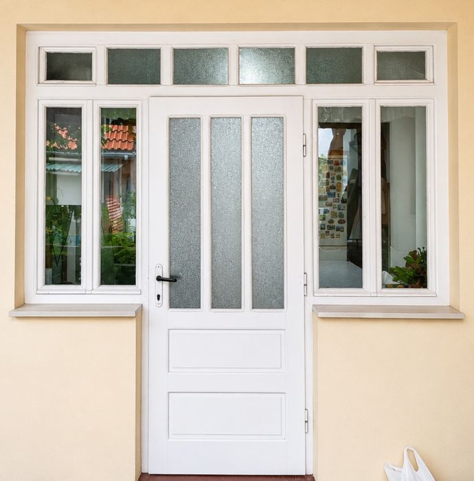 Ansamblu ușă de intrare + ferestre laterale + supralumină