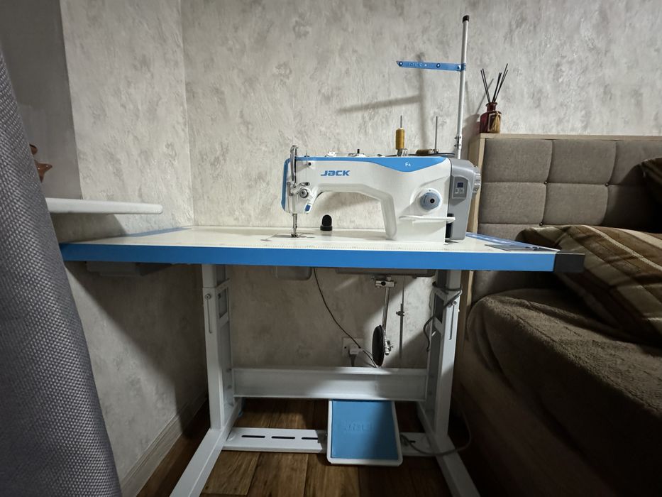 Продаю швейную машинку