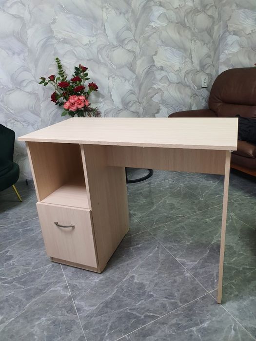 Маникюрный столик