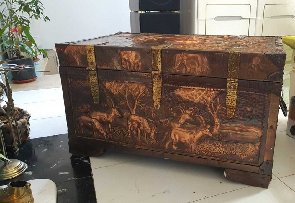 Старинна ракла с африкански мотиви от кована мед