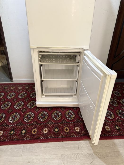 Indesit rabochi holadilnik