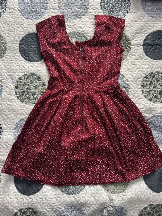 Червена рокля на бели цветя