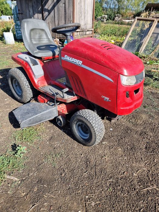 Vand tractoras de gazon