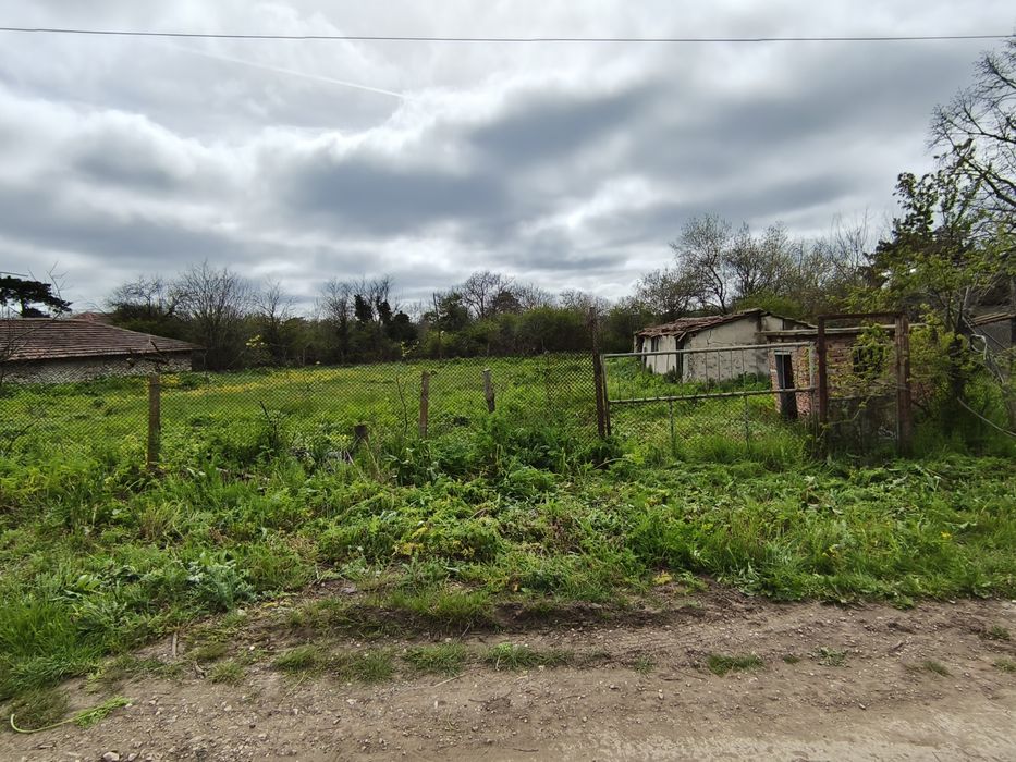 Продавам парцел в гр. Шабла в регулация равен ток вода с асфалтов път