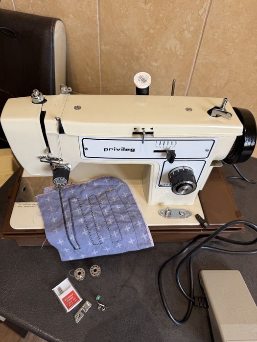 Masina de cusut festonat si butoniere Privileg din metal