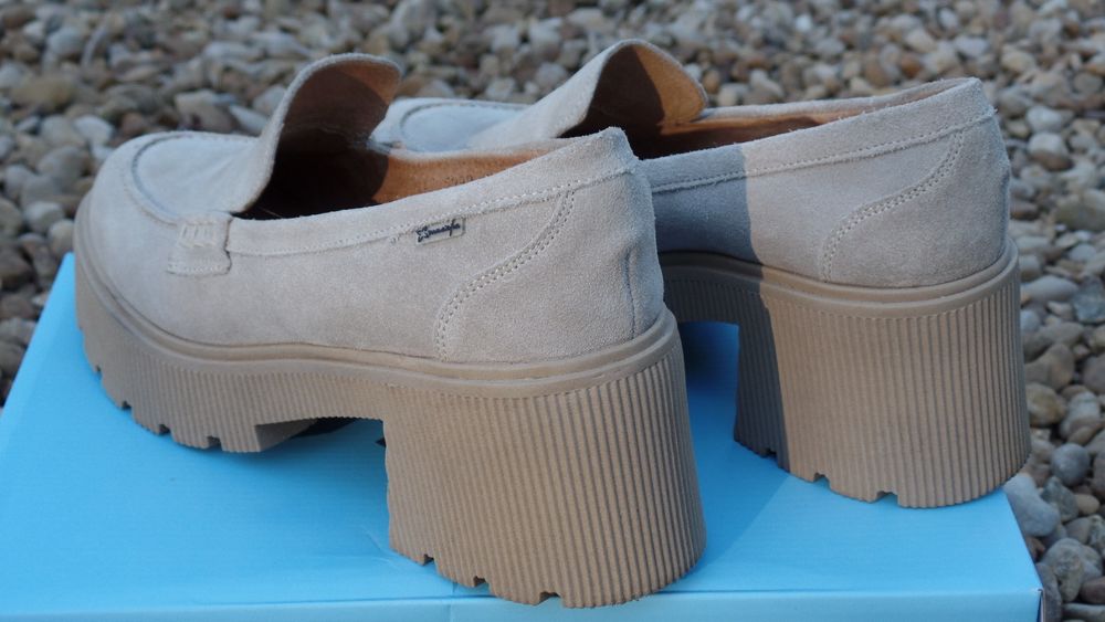 Дамски лоуфъри в бежов цвят, естествен велур