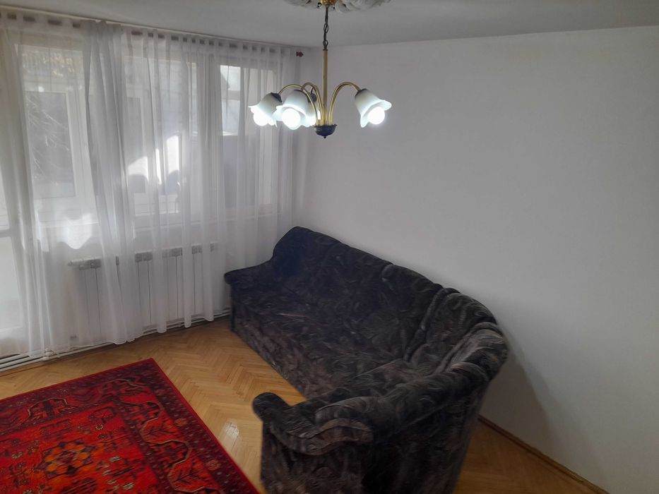 Propietar inchiriez apartament 3 camere ,etaj 1 Centru Complex Potcoava de aur