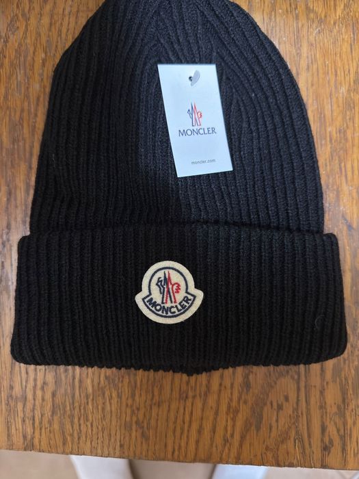 Caciula Moncler nouă