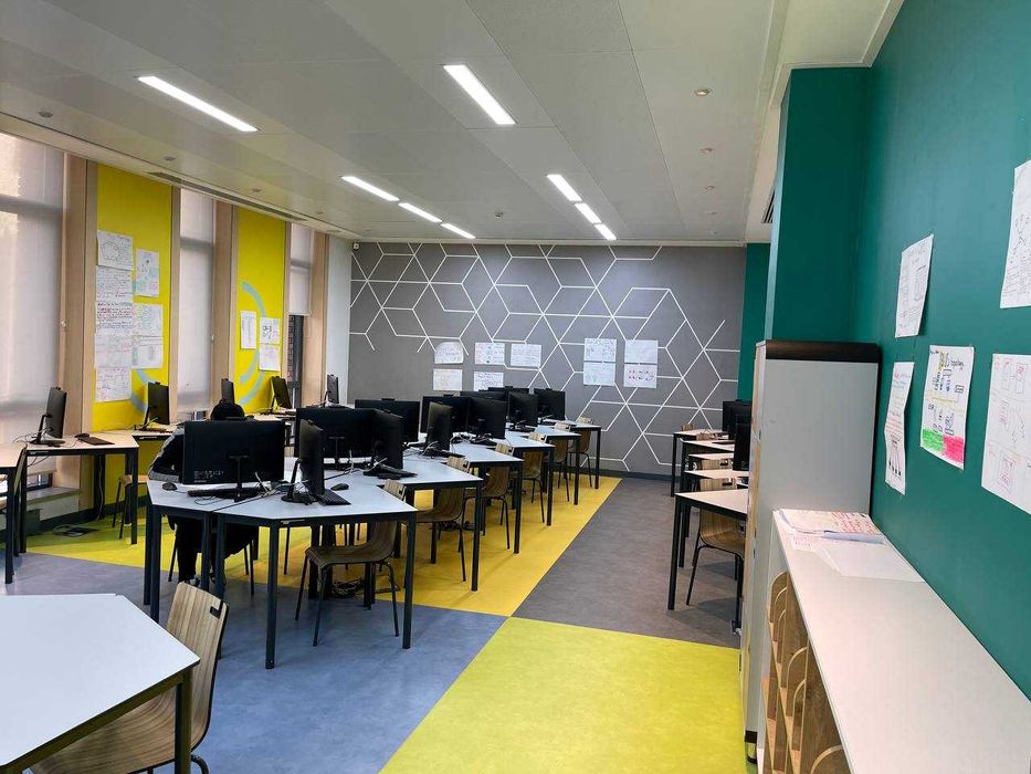 В наличии есть  Линолеум, Релин, ПВХ, Винил, фальшполы, Спорт покрытие