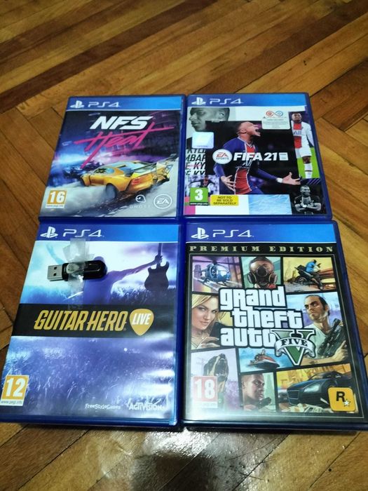 Vând Play station 4