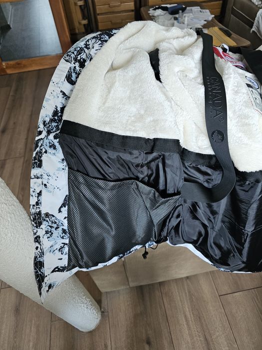 Продавам мъжко зимно яке CANADA