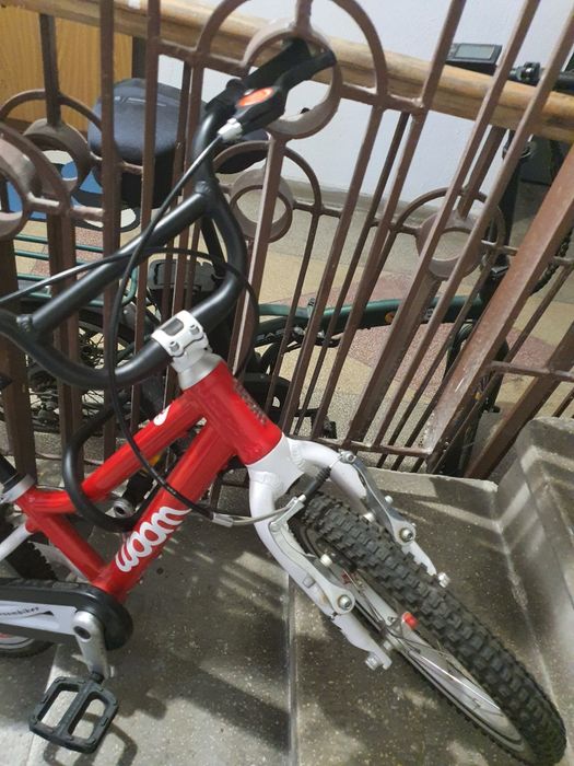 Bicicletă copii WOOM – roșie, ușoară, frâne de mână, stare bună