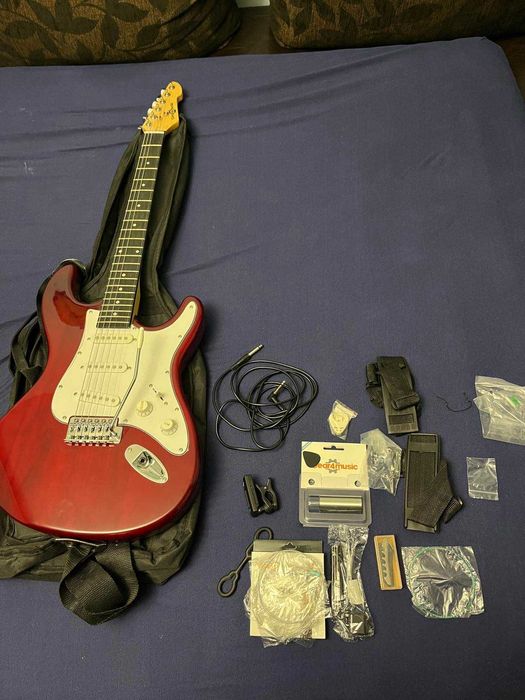 Електрическа китара с усилвател ,калъф, стойка и още аксесоари