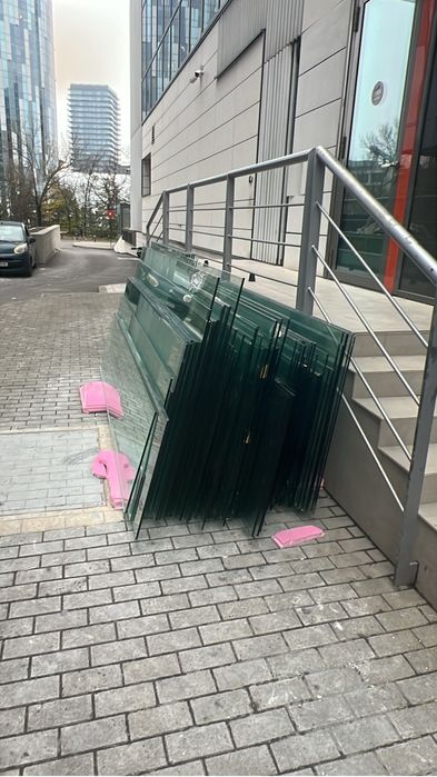 Vând sticlã securizata 8-10 mm- ideala pentru sere, terase etc.