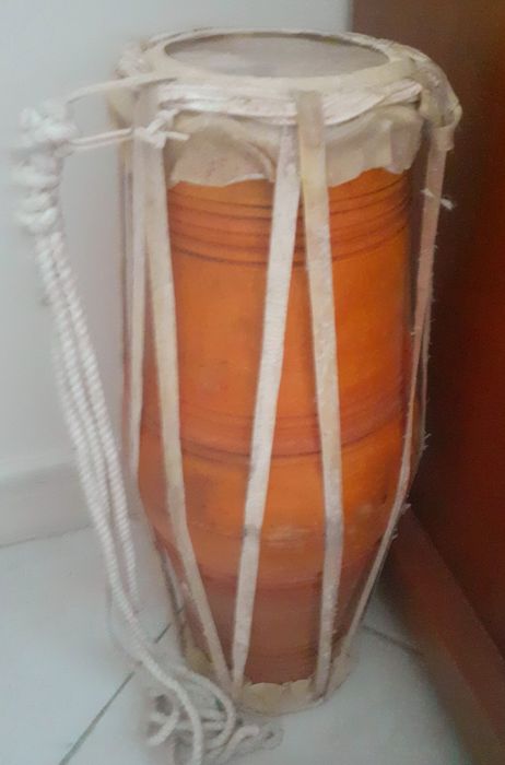 Колекция от 14 екзотични музикални инструмента